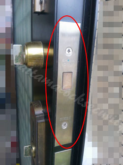 側面 経年経過によるケースロックの故障