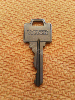 まず、外国製錠である WEISER ワイザーの鍵は、写真の四角いキーヘッドタイプと丸いキーヘッドタイプがあります。
