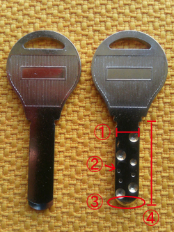 左のフラットキーから、サンプルキーを作成 ①幅を調整加工 ②厚みを調整加工 ③鍵先のエッジを加工 ④長さを調整加工