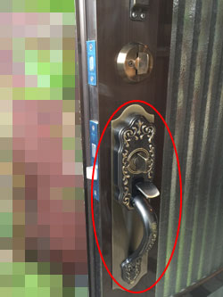 内側はドアノブからサムラッチになります