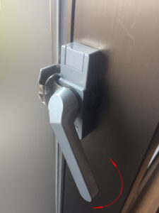 不二サッシ クレセント錠の交換 バネが効かない/さいたま市大宮区の施工イメージ