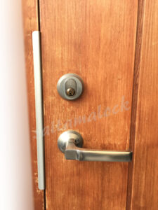 ASSA Door アッサ木製玄関ドア マルティロックシリンダー鍵交換 / 埼玉県 久喜市の施工イメージ