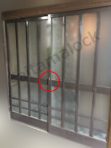 木製ガラス引き戸 玄関引違い戸 BESTベスト ネジ締まり錠取り換え / 埼玉県 所沢市の施工イメージ