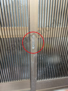 新日軽玄関引戸 引違い戸 鍵が回らない 鍵交換 / 埼玉県 蓮田市の施工イメージ